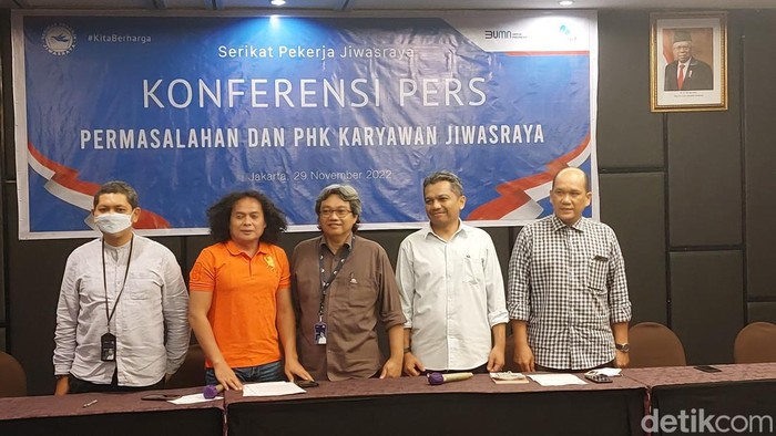 PHK Jiwasraya: Karyawan Diminta Resign, Direksi Naik Gaji & Dapat Bonus