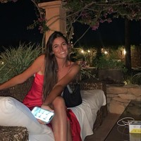 Mengenai hubungannya sendiri dengan Ferran Torres dikatakan jika mereka mulai menjalin cinta sejak tahun lalu. Sebelumnya ia digosipkan berpacaran dengan Curro Goyoaga, seorang atlet berkuda. Foto: Instagram Sira Martinez