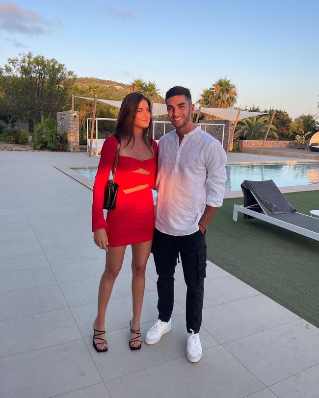 Sira Martinez kembali jadi sorotan setelah ayahnya, Luis Enrique, bicara mengenai sang pacar, Ferran Torres. Luis mengatakan ia tidak segan-segan mengganti Torres di lapangan jika melakukan selebrasi dengan gestur bayi. Foto: Instagram Sira Martinez
