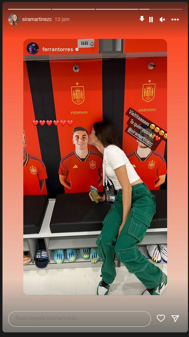 Dalam postingan terbaru, Sira bahkan terlihat mencium potret pacarnya.Foto: Instagram Sira Martinez