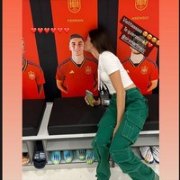 Dalam postingan terbaru, Sira bahkan terlihat mencium potret pacarnya.Foto: Instagram Sira Martinez