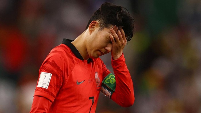 Soccer Football - FIFA World Cup Qatar 2022 - Group H - South Korea v Ghana - Education City Stadium, Al Rayyan, Qatar - November 28, 2022  South Koreas Son Heung-min looks dejected after the match REUTERS/Kai Pfaffenbach     TPX IMAGES OF THE DAY
