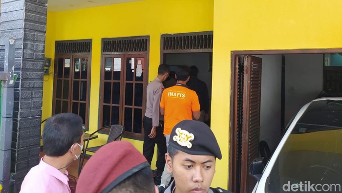 Suasana TKP pembunuhan tiga orang sekeluarga di Mertoyudan, Magelang, Selasa (29/11/2022).