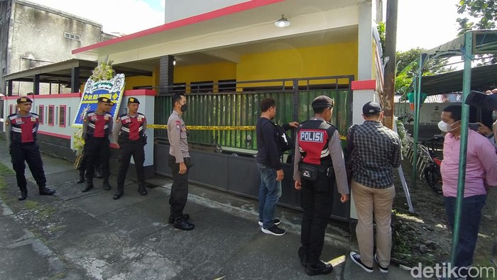Suasana TKP pembunuhan tiga orang sekeluarga di Mertoyudan, Magelang, Selasa (29/11/2022).