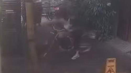 Tangkapan layar bule curi motor custom di Deus Canggu, Badung, Bali, Senin (28/11/2022).