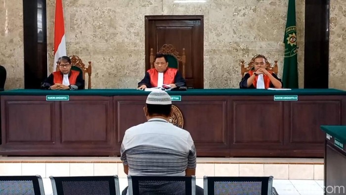 Terdakwa UC, anggota Polres Tulungagung yang tersadung kasus narkoba divonis 4 tahun penjara