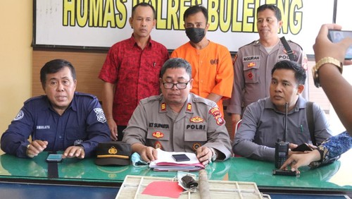 Tersangka saat digiring menuju Rutan Mapolres Buleleng, Selasa (29/11/2022).