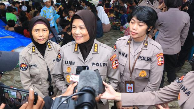 Tim Polwan Humas Polri beri trauma healing ke anak-anak korban gempa Cianjur dengan gelar nonton bareng film kartun.