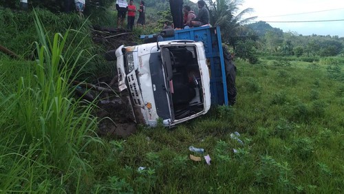 Truk masuk sawah di Sidemen, Karangasem, Selasa (29/11/2022).