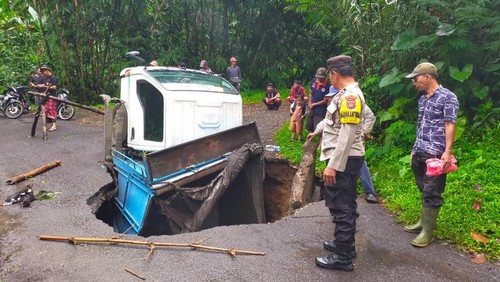 Truk pasir yang terperosok jalan jebol di Petang, Badung Selasa (29/11/2022).