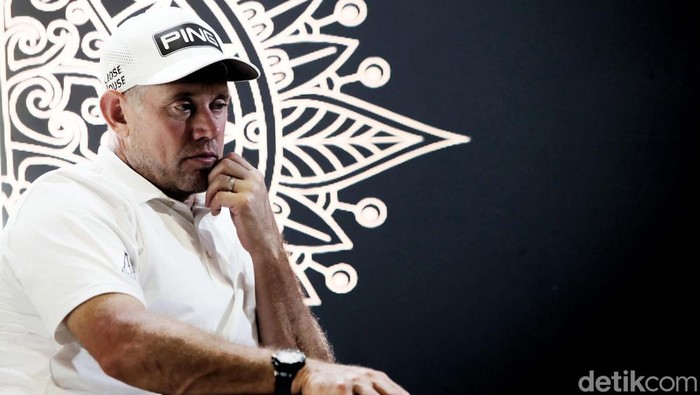 Turnamen Golf Indonesian Masters Siap Digelar Pegolf Lee Westwood (dari kiri), Bernd Wiesberger, Jazz Janewattananond, Poom Saksasnsin, dan Anirban Lahiri berbincang di sela-sela konferensi pers BNI Indonesian Masters presented by TNE di Royale Jakarta Golf Club, Jakarta, Selasa (29/11).