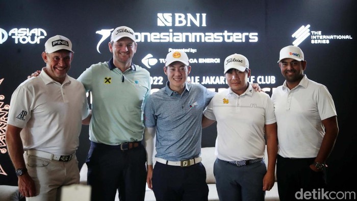 Turnamen Golf Indonesian Masters Siap Digelar Pegolf Lee Westwood (dari kiri), Bernd Wiesberger, Jazz Janewattananond, Poom Saksasnsin, dan Anirban Lahiri berbincang di sela-sela konferensi pers BNI Indonesian Masters presented by TNE di Royale Jakarta Golf Club, Jakarta, Selasa (29/11).