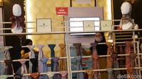 Pengunjung melihat-lihat produk yang dipamerkan.