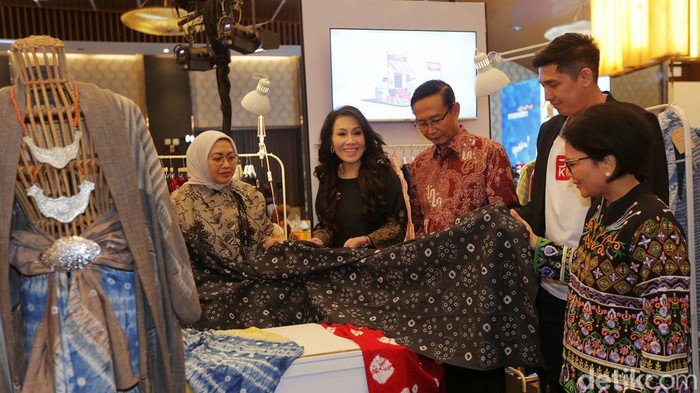 UMKM Merah Putih Pamerkan Beragam Produk Dalam Negeri Pemeran UMKM Merah Putih digelar di Menara Mandiri, Jakarta, Selasa (29/12/2022). Ribuan UMKM memeriahkan pameran tersebut.
