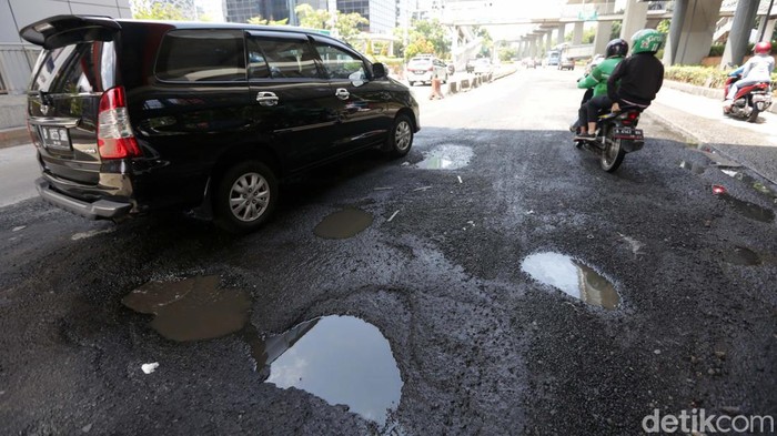 Waduh! Jalan Rasuna Said Bopeng dan Berlubang Jalan Rasuna Said arah Menteng tepatnya di seberang Gedung KPK banyak terlihat lubang. Begini kondisinya.