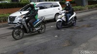 Meski telah beberapa kali diperbaiki jalan ini masih saja rusak.