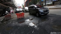 Barrier dipasang di jalan yang rusak.