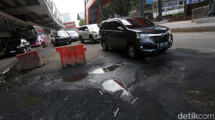 Jalan Rasuna Said arah Menteng tepatnya di seberang Gedung KPK banyak terlihat lubang. Begini kondisinya.