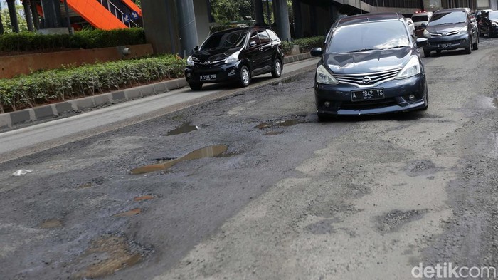 Jalan Rasuna Said arah Menteng tepatnya di seberang Gedung KPK banyak terlihat lubang. Begini kondisinya.