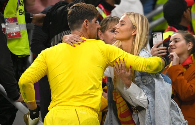 Kiper Belgia Thibaut Courtois terpotret memeluk dan hendak mencium istrinya Mishel Gerzig. Kemesraan itu terjadi usai pertandingan Belgia vs Kanada di Stadion Ahmad Bin Ali, Qatar, 23 November 2022. Foto: Getty Images