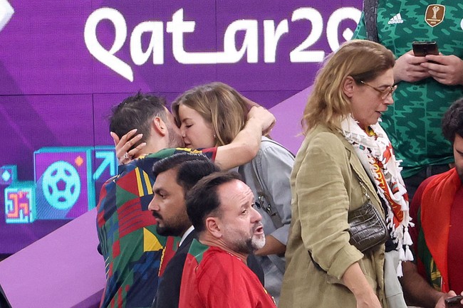 Pemain Portugal Bernardo Silva langsung memeluk dan mencium kekasihnya, Ines Tomaz usai bertanding melawan Uruguay di Piala Dunia Qatar 2022. Foto: Getty Images