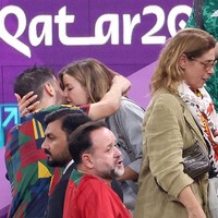 Pemain Portugal Bernardo Silva langsung memeluk dan mencium kekasihnya, Ines Tomaz usai bertanding melawan Uruguay di Piala Dunia Qatar 2022. Foto: Getty Images