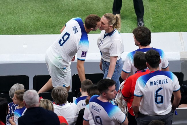 Kapten Inggris Harry Kane mencium istrinya Katie Goodland. Momen melepas rindu Kane kepada sang istri itu terjadi usai pertandingan grup B Piala Dunia Qatar pada 25 November 2022. Foto: Getty Images