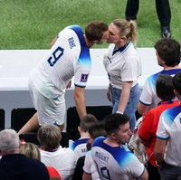 Kapten Inggris Harry Kane mencium istrinya Katie Goodland. Momen melepas rindu Kane kepada sang istri itu terjadi usai pertandingan grup B Piala Dunia Qatar pada 25 November 2022. Foto: Getty Images