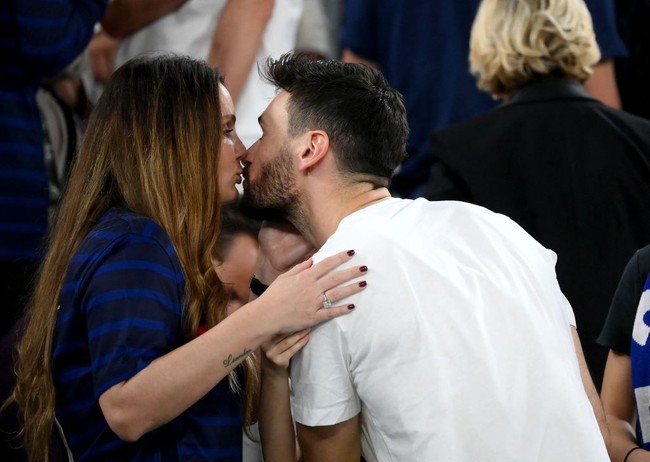 Kiper Prancis Hugo Lloris mencium istrinya Marine Lloris di akhir pertandingan melawan Denmark di Piala Dunia Qatar 2022. Foto: Getty Images