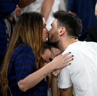 Kiper Prancis Hugo Lloris mencium istrinya Marine Lloris di akhir pertandingan melawan Denmark di Piala Dunia Qatar 2022. Foto: Getty Images