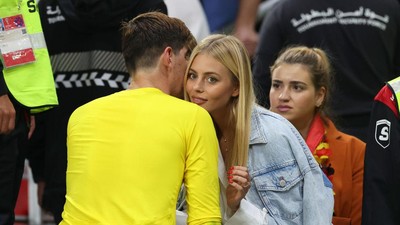 10 Foto Pemain Piala Dunia 2022 Lepas Rindu ke WAGs, Peluk Cium Usai Tanding