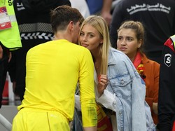 10 Foto Pemain Piala Dunia 2022 Lepas Rindu ke WAGs, Peluk Cium Usai Tanding