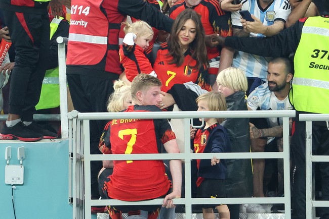 Pemain gelandang Belgia Kevin De Bruyne merayakan kemenangan dengan istri dan anak-anaknya usai bertanding di Piala Dunia Qatar 2022. Belgia menang melawan Kanada. Foto: Getty Images