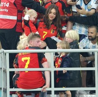 Pemain gelandang Belgia Kevin De Bruyne merayakan kemenangan dengan istri dan anak-anaknya usai bertanding di Piala Dunia Qatar 2022. Belgia menang melawan Kanada. Foto: Getty Images