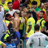 Pemain gelandang Brazil  Frederico Rodrigues de Paula atau lebih dikenal dengan nama Fred merayakan kemenangan timnya bersama sang istri Monique Salum dan anak mereka. Dalam pertandingan melawan Serbia, Brazil menang dengan skor 2 - 0. Foto: Getty Images