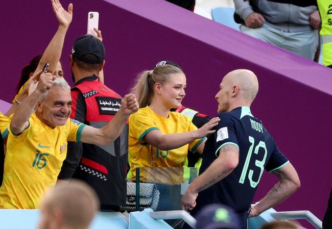 Gelandang Australia Aaron Mooy merayakan kemenangan usai bertanding melawan Tunisia dengan menemui sang istri Nicola Mooy. Australia menang 1 - 0 atas Tunisia dalam pertandingan Piala Dunia Qatar 2022. Foto: Getty Images