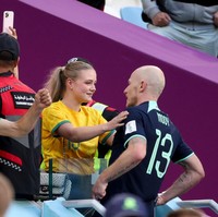 Gelandang Australia Aaron Mooy merayakan kemenangan usai bertanding melawan Tunisia dengan menemui sang istri Nicola Mooy. Australia menang 1 - 0 atas Tunisia dalam pertandingan Piala Dunia Qatar 2022. Foto: Getty Images