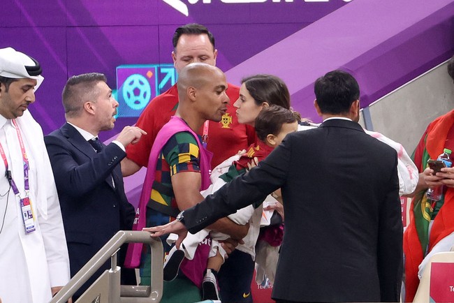 Joao Mario, pemain Portugal menemui istrinya Catia Almeida dan anaknya yang berada di bangku penonton Piala Dunia Qatar 2022. Mario tampak hendak mencium sang istri usai bertanding melawan Uruguay. Foto: Getty Images