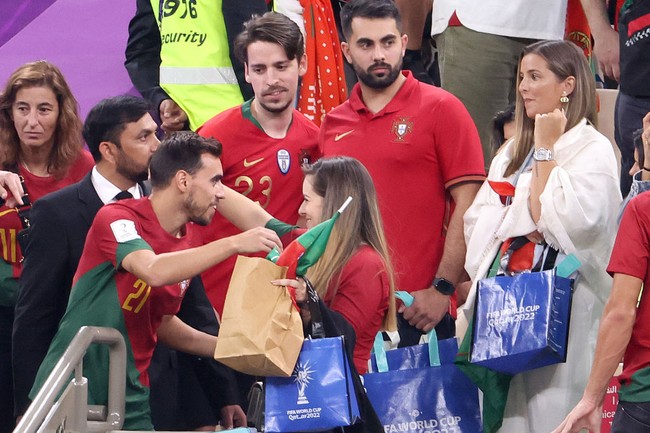 Pemain Portugal lainnya yang juga menemui istri adalah Ricardo Horta. Penyerang Portugal itu terpotret hendak memeluk sang istri, Catia Almeida usai bertanding melawan Uruguay. Foto: Getty Images