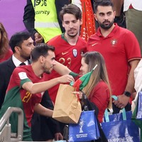 Pemain Portugal lainnya yang juga menemui istri adalah Ricardo Horta. Penyerang Portugal itu terpotret hendak memeluk sang istri, Catia Almeida usai bertanding melawan Uruguay. Foto: Getty Images