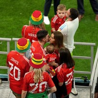 Pemain sepakbola dari tim Wales, Daniel James menemui pacar dan keluarganya yang terbang ke Qatar untuk menontonnya bertanding di Piala Dunia 2022. Daniel tampak mencium sang kekasih, Ria Hughes dan memeluk putranya, Layke, usai pertandingan Grup B PIala Dunia FIFA 2022. Foto: Getty Images