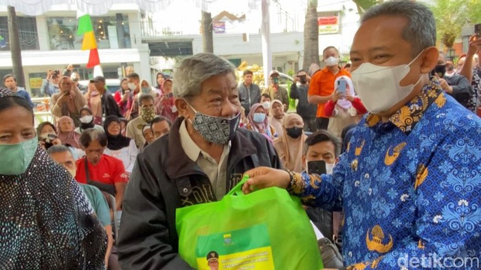 Wali Kota Bandung Yana Mulyana menyerahkan bansos kepada warga.