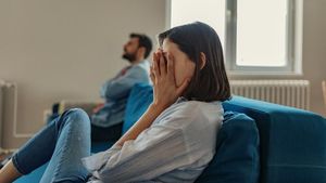 Wanita Selingkuh dengan Eks Suami, Video Seks Diungkap di Pernikahan Putrinya