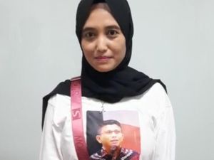 Wanita Nekat Terobos Area Sidang Ingin Kasih Bantal Foto ke Ferdy Sambo