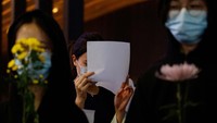 Tren berdemo dengan kertas kosong ini bermula di demo-demo yang terjadi di Hong Kong pada 2020, di mana penduduk lokal memegang selembar kertas kosong untuk memprotes undang-undang keamanan yang disebut draconian (sangat otoriter). Para aktivis memegang kertas kosong setelah otoritas melarang adanya slogan dan frasa yang terkait dengan gerakan protes massal pada 2019, yang pada saat itu dibalas oleh pihak keamanan dengan kekerasan berlebihan.