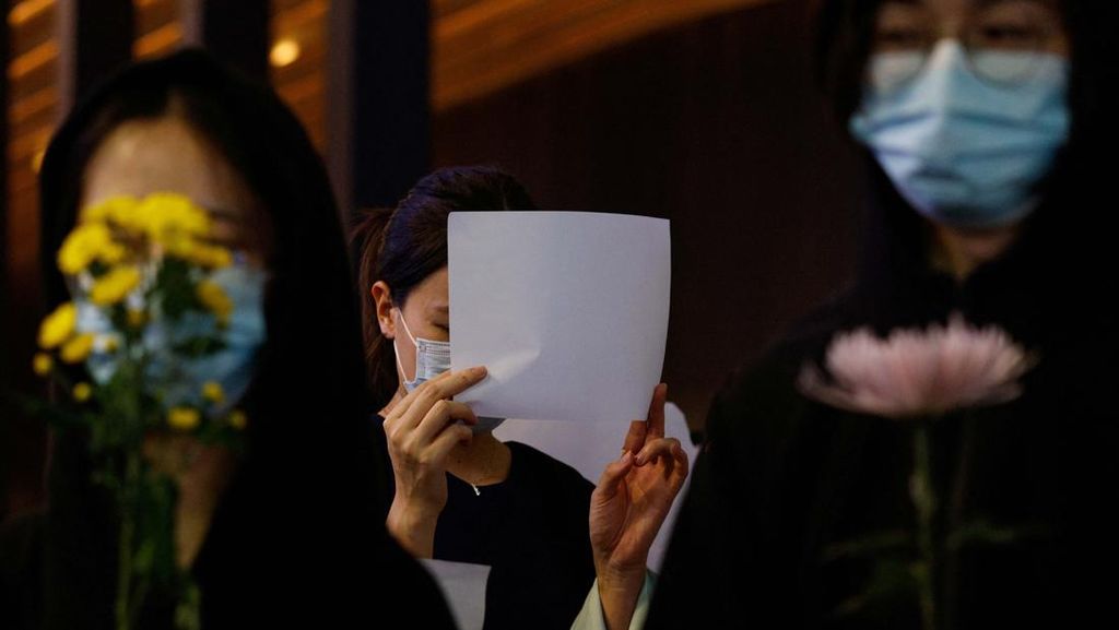 Pedemo di China Bawa Kertas Putih Kosong Sebagai Simbol Pembungkaman
