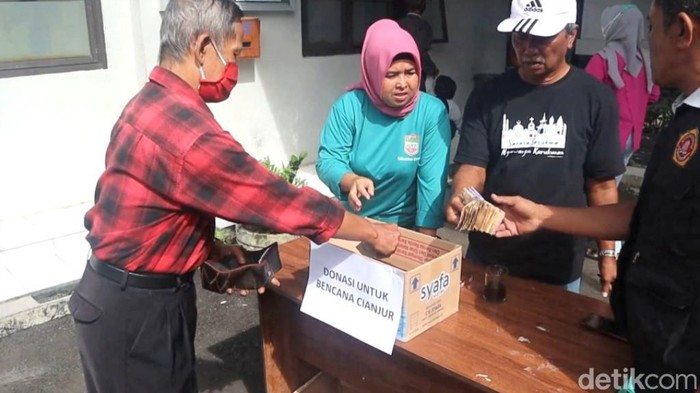Warga galang donasi untuk korban gempa Cianjur.