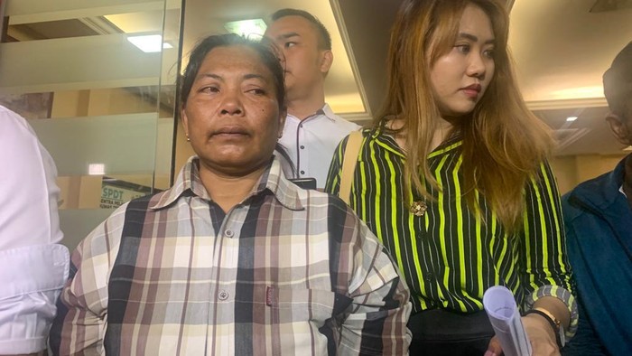 Winarsih (kemeja garus coklat) tersangka kasus dugaan pencemaran nama baik Dewi Perssik kembali meminta maaf.