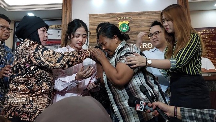 Winarsih (kemeja garus coklat) tersangka kasus dugaan pencemaran nama baik Dewi Perssik kembali meminta maaf.