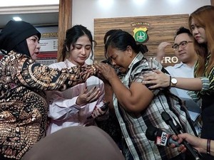 Beda Sikap Penghina Dewi Perssik: Dulu Mencaci Kini Memuji